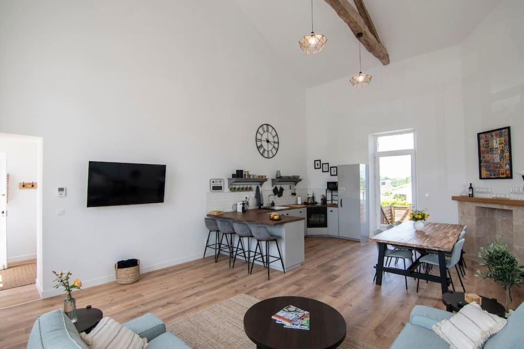 Treize Maison 3 Bed House In Centre Of Saint Severin Экстерьер фото