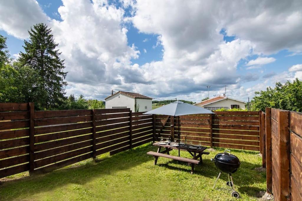 Treize Maison 3 Bed House In Centre Of Saint Severin Экстерьер фото